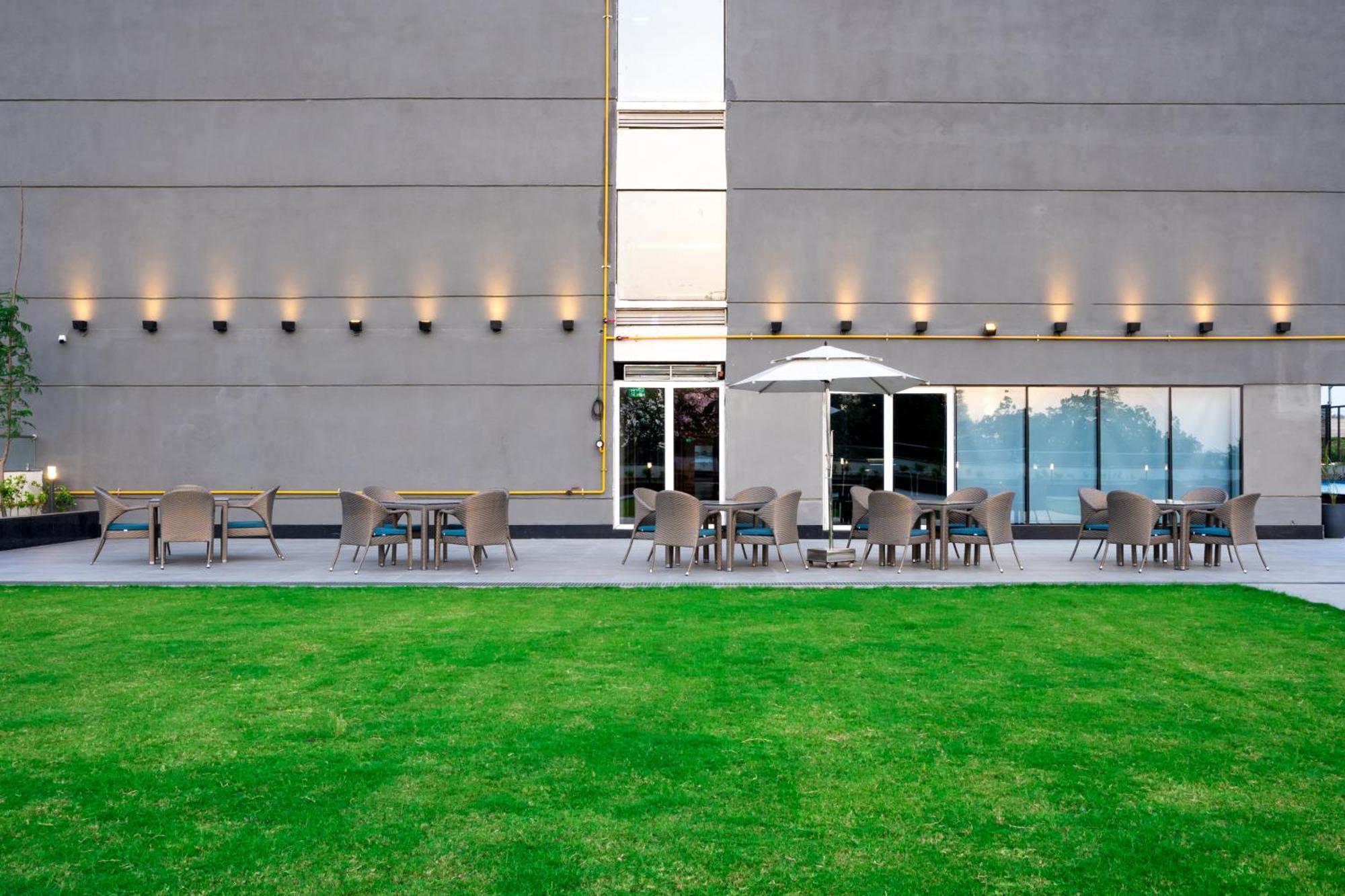 Holiday Inn Lucknow Airport By Ihg Екстер'єр фото